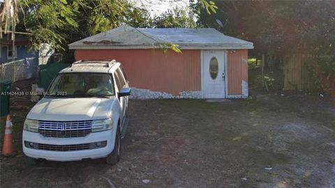 Single-family home in Homestead zoned duplex. Long-term tenants using 2/1. The property has an additional 2/1 section that needs repairs. Great for a seasoned investor. This is a probate sale. Court to make final decision