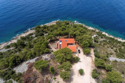 Välkommen till Drvenik Veliki! En ö i den kroatiska delen av Adriatiska havet, belägen mitt i den dalmatiska skärgården, nordväst om Šolta, 1,8 kilometer från fastlandet. Med Split som den närmaste närheten, dess rika historia inom arkitektur som går...