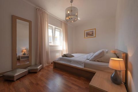 Dit vakantiehuis heeft 3 slaapkamers en is geschikt voor 6 personen, ideaal voor gezinnen met kinderen. Het ligt in het dorpje Ugljane, op 26 km van de mooie stad Split.