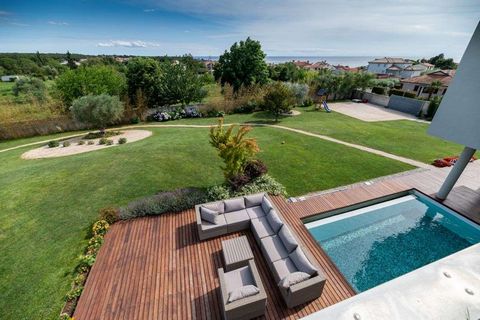The modern architecture of this villa blended perfectly with the location where it is located, thus respecting the Mediterranean style of indigenous Istrian stone, Mediterranean plants and warm colors of the villa itself. The famous Zagreb architect,...