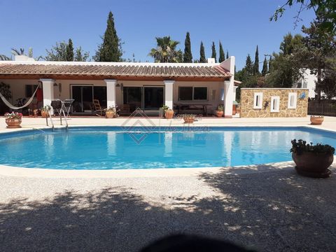 Villa with 15,400m2 of land, of which 6,000m2 are orchards and fruit trees. It has a large covered parking and paved access, as well as 3 double bedrooms and 1 bathroom, living room with closed fireplace. Swimming pool, kitchen with exterior window w...