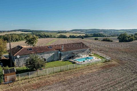 Selection Habitat offers you the sale of this house, just 25km from ANGOULEME and 25km from CHALAIS and 30km from BARBEZIEUX -SAINT- HILAIRE, a recently renovated gem, the last house in the small hamlet. Offering a living space of 214m², this charmin...