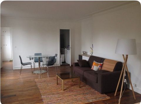 This delightful and charming 58 square meters , 1 Bedroom, apartment loft is located on quai de Jemmapes in the 10th arrondissement, with view of the Canal Saint Martin, situated on the 4 th French floor of a 20th century walk up building and it slee...