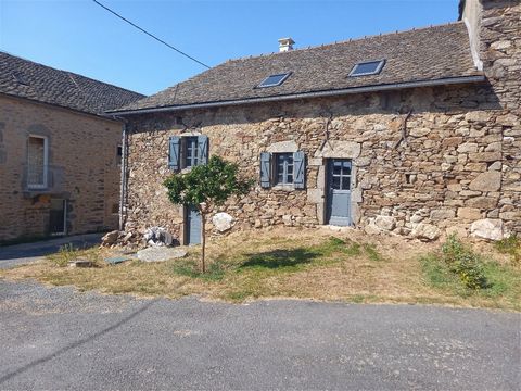 In the heart of a pretty hamlet, this charming 80m² stone house will seduce you! It is to finish renovating to create its cocoon with a ground floor of 50m² allowing you to create a beautiful living/dining room space with a kitchen. The floor of appr...
