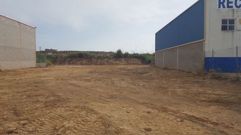 Terrain de 900 m2 dans le Polygone Fondo de Litera. Possibilité de construire jusqu’à 700 m2 d’entrepôt industriel. Excellent emplacement, à côté de l’autoroute A-2.