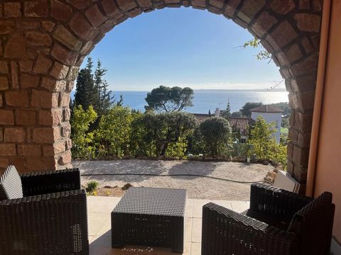 Within walking distance of the sea, come and find this villa with its typical Provencal style, boasting a stunning view on the golf of Saint Tropez. A real project, property to renovate. Accommodation currently of 240 m2, includes cellar/workshop, on...