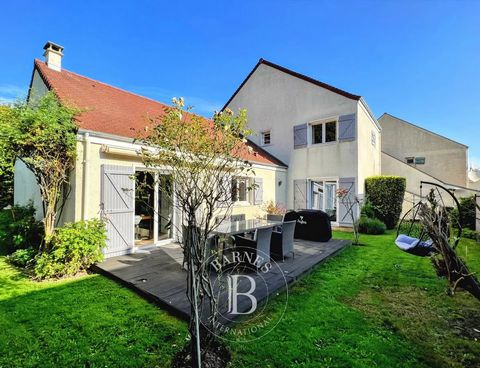 78 - Aigremont (78240) - 197m² (2,120 sq ft) house set on a 577m² (6,211 sq ft) plot of land in a residence composed of 10 houses near Chambourcy. Fully renovated in 2019, the house is laid out as follows: Ground floor: entrance hall, double-sized li...