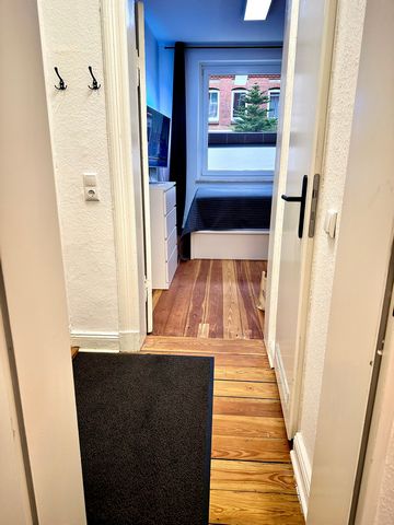Completely newly renovated 1 room old building apartment on the ground floor in Kiel Mitte - about 15 minutes on foot to the main station. Modernized bedroom/living room with large Smart TV. A 140cm double bed and a sofa bed are included. The apartme...