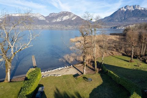 Sevrier, in a private residence with access to the lake and a private beach : a lovely family house 200 m2 interior space and a garden of 1.871 m2, 4 bedrooms, separate studio, 3 bathrooms. Swimming pool (temporary occupation permit) in order and tra...