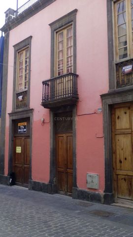 Historic neighborhood of Vegueta, (Calle la Pelota). - Ground floor commercial premises of 240 m2, authorization as a Bar with Music until 4 in the morning. Currently renting 36. € 000. Located in one of the most emblematic shopping and leisure areas...