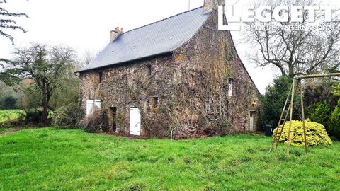 A26788DSE35 - Charmante vrijstaande traditionele stenen boerderij gelegen in een klein gehucht met 0,75 hectare grond aan de voor- en achterzijde van het pand. Gelegen in de buurt van de steden La Guerche de Bretagne en Chateaubriant, is dit ideaal a...