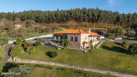Villa de luxe de 4 chambres à Souto, Guimarães Cette fantastique villa de 4 chambres , située sur un terrain de 12500 m2, entièrement clos et clôturé, se compose d’un sous-sol et d’un rez-de-chaussée et dispose également d’une annexe, d’une piscine i...