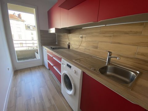 Appartement 2 pièces, dans résidence sénior, en très bon état. Très lumineux, au 3ème et dernier étage avec ascensceur. Cuisine équipée (machine à laver, frigidaire, plaque vitrocéramique), avec accès balcon donnant une vue dégagée. Salon de 16m2 sur...