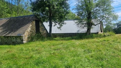 In the BERGONS sector, accessible by a track for 400 meters: Fairground barn to renovate. Area of 90 m2 on the ground, sold with a plot of 500 m2 around. Natural slate roof. Its environment will make it your haven of peace! Possibility to acquire a 2...