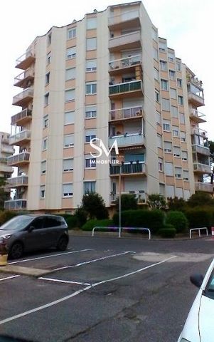 Secure residence of the park 'LA GAYONNE' located in Beziers. Building B. Ideally located, close to shops and highway. 2 bedrooms. Living room/stay Electric heating and split (heating) in rooms. 7th and last floor with elevator. Very sunny Quarterly ...