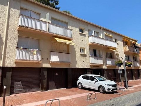 Ideally located 50 m from the port and beaches, on the 1st floor of a well-kept residence, south facing apartment composed of a living room with kitchen, bedroom, bathroom / WC, balcony. Ideal 1st purchase or rental investment, perfect to do everythi...