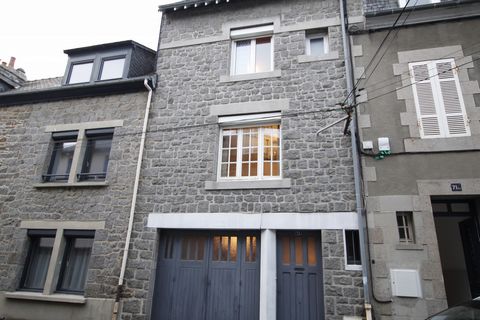 For sale, St Brieuc, residential area of St Michel, old stone house, offering living room, kitchen, 3 bedrooms + room / office, integrated garage - courtyard. Good location - near center - potential for works. Information on the risks to which this p...