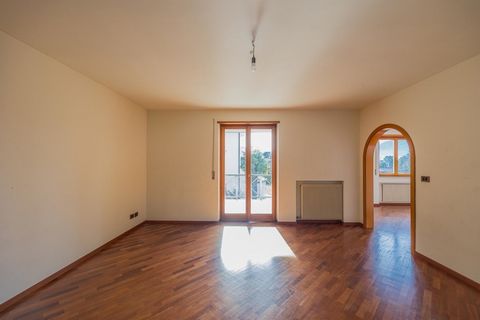 Are you looking for a large rental apartment in a prime location in Merano? Then you should take a closer look at this bright and quiet property: a 5-room apartment with a net living area of approx. 165 m² and a south-facing terrace of almost 28 m². ...