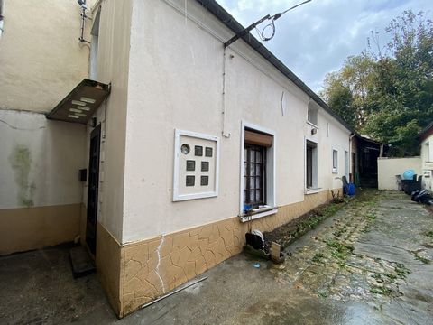 In the city center, close to the train station and shops, house built on 2 levels and comprising in a row: kitchen, living room, office, shower room, toilet, laundry room. Upstairs, attic, 4 rooms under the attic in a row. IDEAL INVESTOR Work to be d...