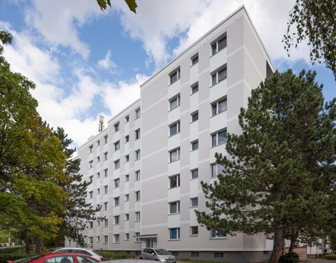 Address: Berlin, Clayallee 232 Property description The pleasant overall impression is continued in generous floor plan variants and light-flooded rooms thanks to large window fronts. With three or four rooms, the apartments offer plenty of room for ...