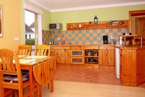 Baltic Sea vacation for two: Cozy and very nice, bright holiday home with WiFi. You live in a quiet residential area and only a short walk away from the Baltic Sea beach. A covered terrace with a barbecue and a well-kept plot of land invite you to re...