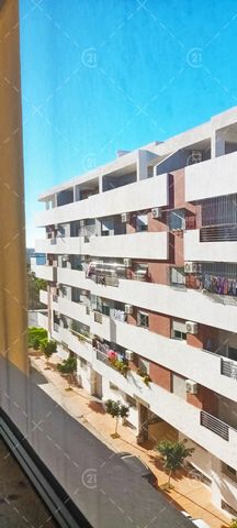Het is deze keer in de wijk Zemmouri dat uw bureau CENTURY21 Tanger dit appartement presenteert met een oppervlakte van 72m2, gelegen op de 3e verdieping van een veilig en goed beheerd gebouw. Het bestaat uit een woonkamer, 2 ruime slaapkamers, een k...