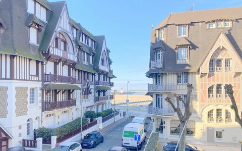 Między plażą a rue des Bains, kilka metrów od desek Trouville, obszerny dwupokojowy apartament, na pierwszym piętrze z windą, w tym wejście ze schowkiem, duży salon z balkonem, oddzielną kuchnią, sypialnią z balkonem i łazienką z prysznicem. Ekspozyc...