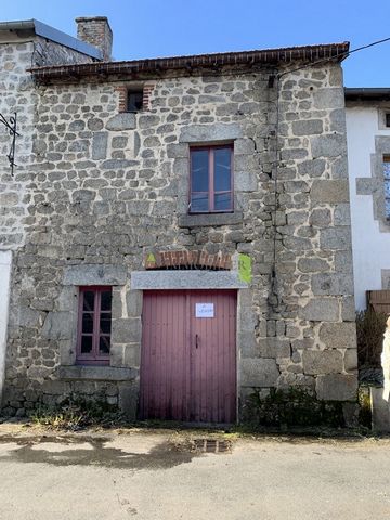 La Petite Agence Aubusson offers for sale this barn of 40 m2 on two levels in the heart of the village 5 minutes from Aubusson. Are you a craftsman or artist? This space is made for you. Want to know more? Contact us!