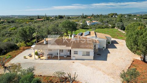 Virtual Tour | Video | Home Staging Lovely single-storey villa with 2 bedrooms featuring a photovoltaic system, an indoor heatable pool, a double garage, underfloor heating, a wine cellar, solar panels for water heating and air conditioning throughou...