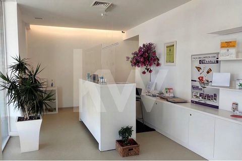 Modern Therapeutic Massage Centre , with sale of natural products to the public, in one of the busiest and most commercial avenues of Maia! Well equipped, it has three (3) service offices, two of them with full and private bathroom, the other for con...