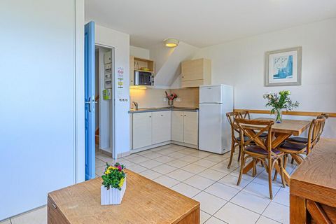 In Brittany, a beautiful 40 m2 apartment with a balcony in a holiday residence with a shared, heated and covered swimming pool. Tastefully furnished, the interior is extremely comfortable. This apartment is in an ideal location just 400m walk from Pe...