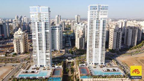 En el edificio más lujoso de Ir-Yamim, Netanya, se encuentra este hermoso apartamento frente a frente, con una enorme suite principal, frente al mar, amplio vestidor y salida al balcón de 30 metros. En el edificio se puede disfrutar de la piscina olí...