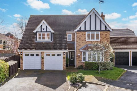 A beautifully presented and upgraded detached home at the head of this popular, quiet close providing four bedrooms (one en-suite) two reception rooms, a showstopper kitchen, utility room, WC, double garage, garden and off-street parking. 6 Arundel G...