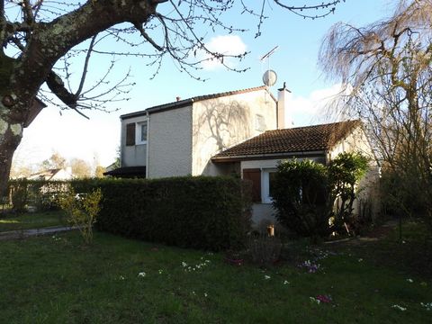 Exclusivity of the agencies gathered of Seine and marl, Rare on the residence, independent house located in a quiet area on the edge of the forest. Located on a plot of about 595m2, house of the 70s to refresh. It consists of: a porch, a spacious ent...