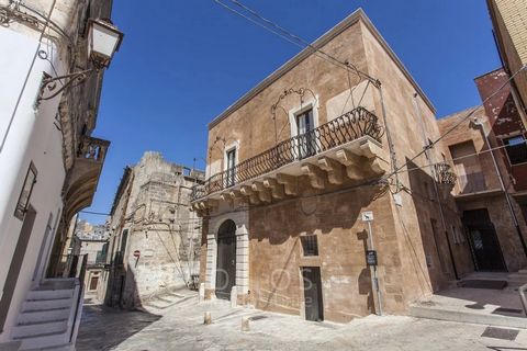 An emblem of 18th-century architectural elegance, this classical palace is proudly situated in the historical heart of Oria. Encapsulated within a private courtyard garden, the property also includes additional units annexed to its ground floor. Craf...