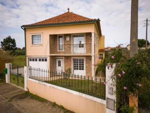 Detached 4 bedroom villa in Febres, of traditional architecture with garden and backyard. Composed by: On the ground floor, entrance hall with plenty of natural light. Refurbished, equipped kitchen with fireplace, dining and living room. Service bath...