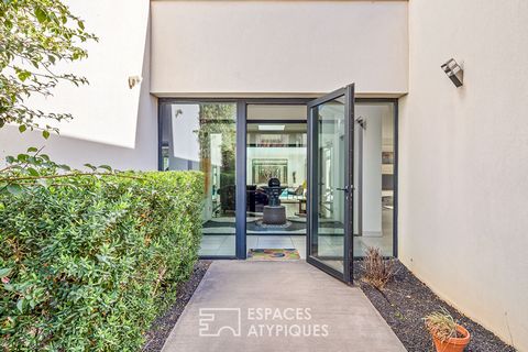 Nestled in the heart of the Parc Ducup in a private housing estate of architect-designed houses where environmental quality and refinement are harmoniously combined, this exceptional residence only a few minutes from the city center of Perpignan This...