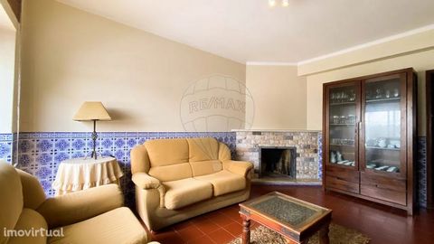 Apartamento T3 em Fátima, com excelente exposição solar. O apartamento é composto por: Cozinha com varanda Sala de jantar com varanda Sala de estar com lareira e varanda 3 Quartos, sendo um deles suite, um com varanda e dois com roupeiros embutidos 2...