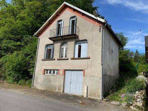 This large village house, located in front of a pretty little pond, has already benefited from major renovations, roof and new zinc works, layout of the first floor, new electricity, sanitary facilities,... The layout of the first floor and its 3 bed...