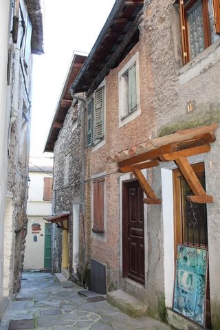 Belvedere village centre - House to renovate composed of a cellar of 34m2 (access rue de la banquette), on the ground floor (access rue des herbes) an old kitchen with toilet and a room, upstairs a large room with possible mezzanine. Possibility of c...