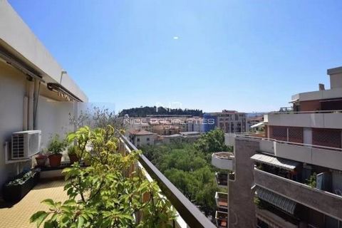 NICE PORT : 6-room duplex apartment of 132sqm on the top floor of a residence close to the sea, the tramway and local shops. Currently there are two apartments connected by an internal staircase with their own independent entrances. Double exposure. ...