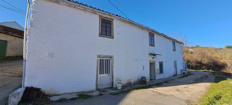 Detached house T3 in S. Martinho de Angueira. Totally isolated property without any contiguous construction, in need of some restoration works. Comprising 2 floors, with kitchen, entrance hall, living room and toilet on the ground floor and 3 bedroom...