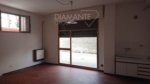 Castiglione del Lago: Basement warehouse-garage of approximately 88 square meters divided as follows: Two main rooms, a service bathroom with shower, and a storage room. The space is floored and equipped with new and functional lighting, water, and g...