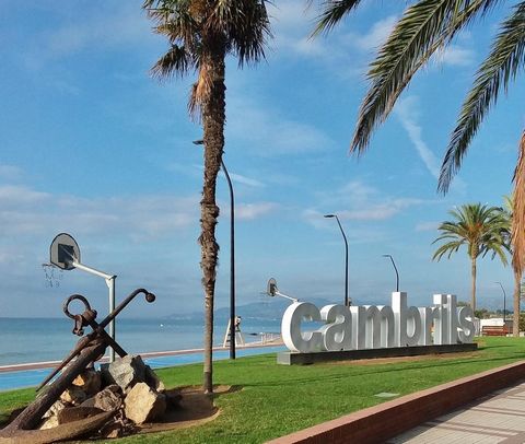 A portion of land is sold just 150m from the best beaches in Cambrils.~It has an area of 880m, its own well, connection to electricity, water.~Ideal to build 4 semi-detached houses or a magnificent villa at the foot of the beach.~Do not hesitate to c...