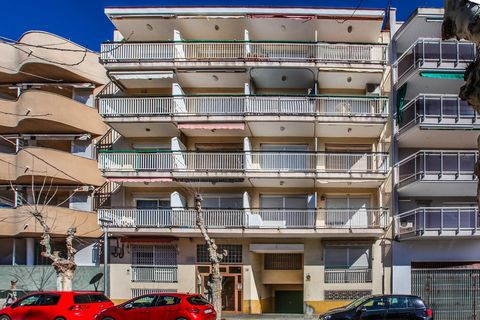 ️ Ground Floor in Playa de Calafell ✅ Key features: 110m² of floor space ️ Only 75m from the beach ️ 3 double rooms + 1 single room 1 full bathroom Kitchen with furniture East Orientation Terrazzo floor Extras You'll Fall in Love with: ♿ Access to th...