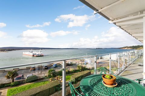 This charming apartment in the iconic Golden Gates development close to the mouth of the harbour has beautiful coastal views over the chain ferry and to the Isle of Purbeck beyond; a wonderful choice as a downsize or holiday home by the sea. Golden G...