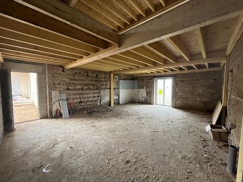 EXCLUSIVE! In the town of MONTMERLE SUR SAONE, come and discover this plateau spirit town house with exterior in a beautiful adobe farmhouse, completely rehabilitated (roof, facade, carpentry) while retaining the charm of the old. You will finish arr...