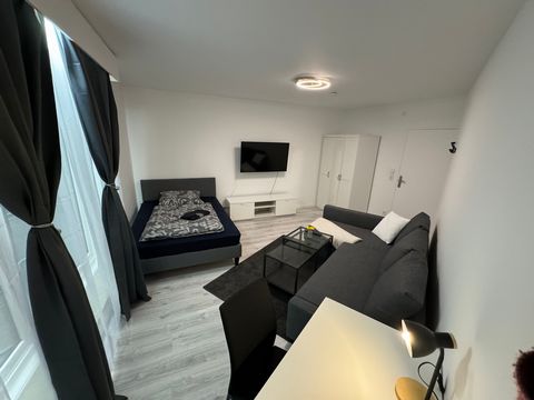 Welcome to your new home. This stylishly furnished three-room apartment harmoniously combines modern amenities for a comfortable stay. Three cozy living rooms and bedrooms ensure a restful night's sleep. The rooms are generously proportioned and offe...