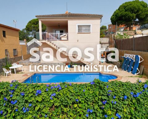 Welcome to this spectacular opportunity in Lloret de Mar! We present you an impressive house with a tourist license in the coveted area of Los Pinares, where the coastal charm is combined with the comfort of having all the services at your fingertips...