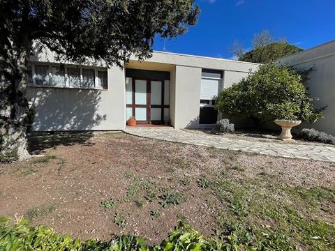 Hérault, Agde 34300. Architect-designed villa of 143m2 of living space on a wooded plot of 742 m2. Price 399000eur agency fees included seller's charge. Three bedrooms with fitted wardrobes plus an office that can be partitioned into a bedroom. Large...